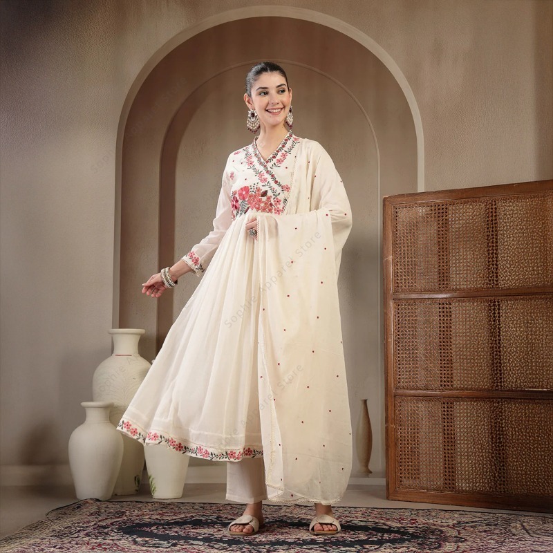 Summer Clothing Pakistan - ชุดคุर्ติดีไซน์อานาร์กาลีผ้าฝ้ายสีขาว พร้อมกางเกงและผ้าคลุมไหล่ ปักลายดอกไม้ สไตล์อินเดีย ชุดฤดูร้อนสุดหรูสำหรับผู้หญิง
